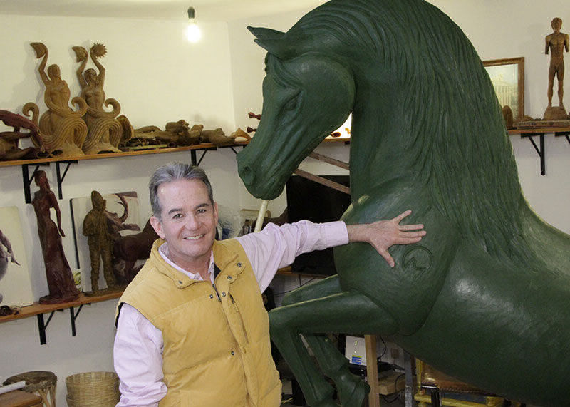 El Escultor Angel Cruz Moreno en su estudio